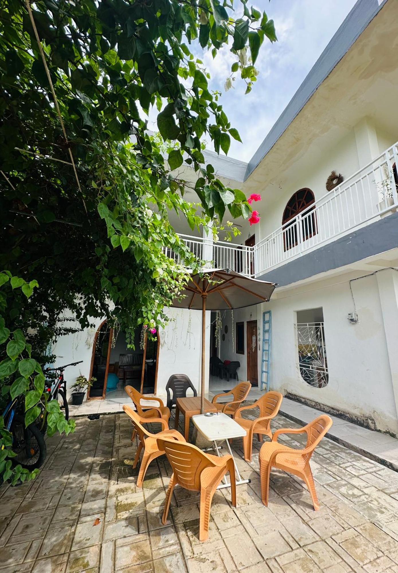 D'Flora Homestay Labuan Bajo Eksteriør billede