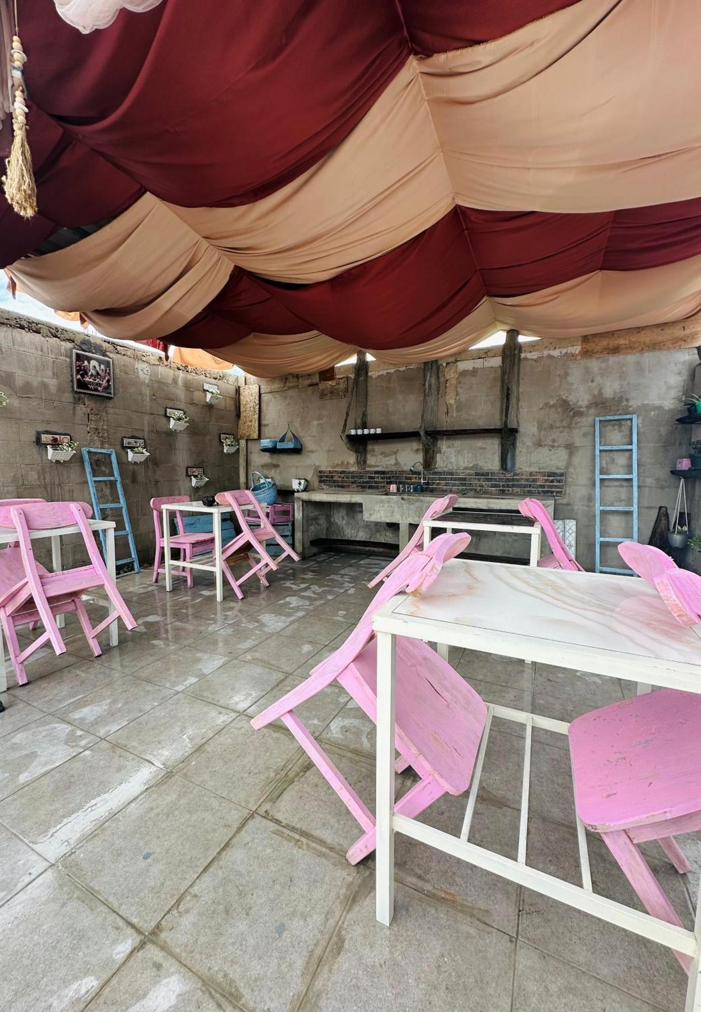 D'Flora Homestay Labuan Bajo Eksteriør billede