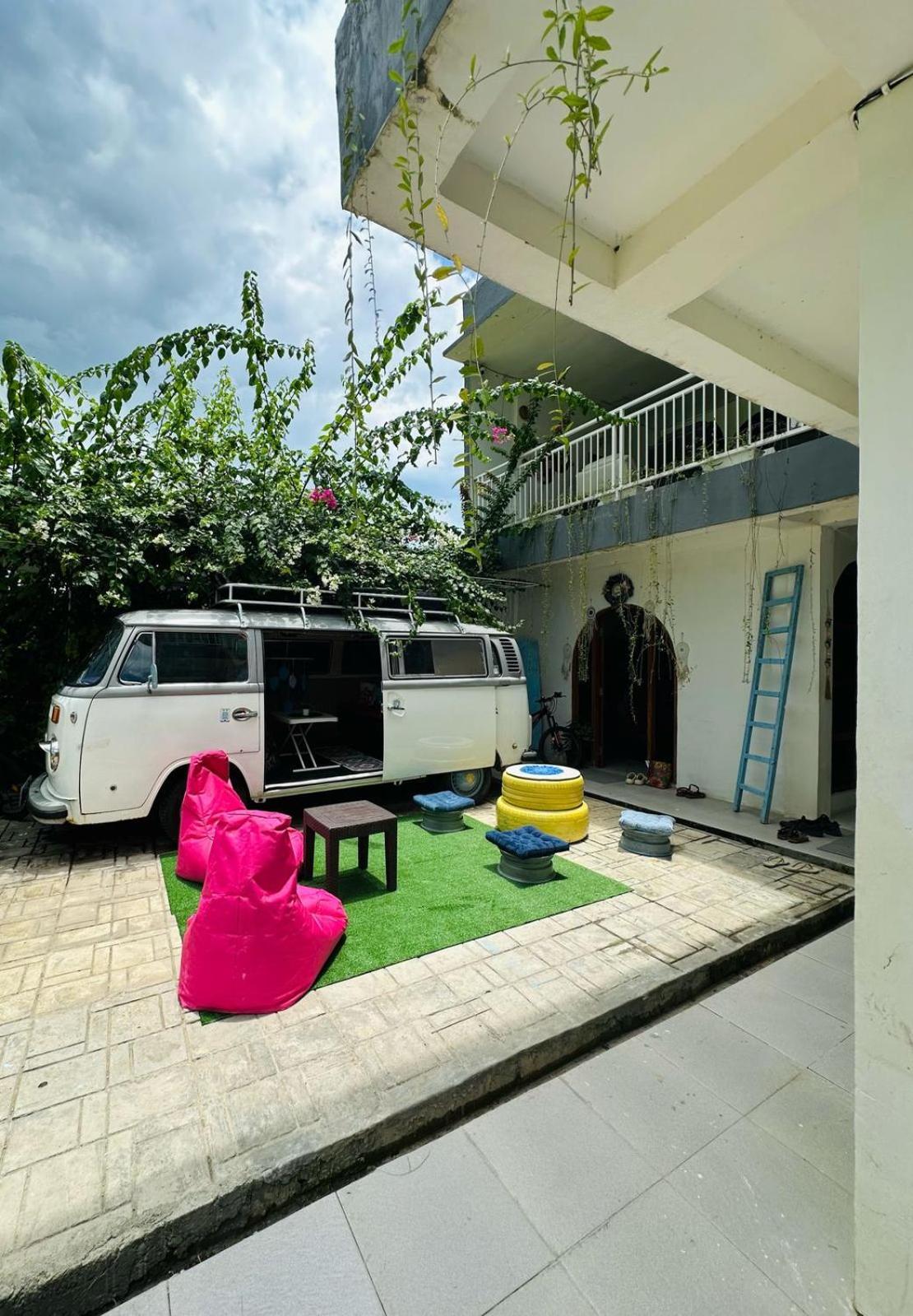 D'Flora Homestay Labuan Bajo Eksteriør billede
