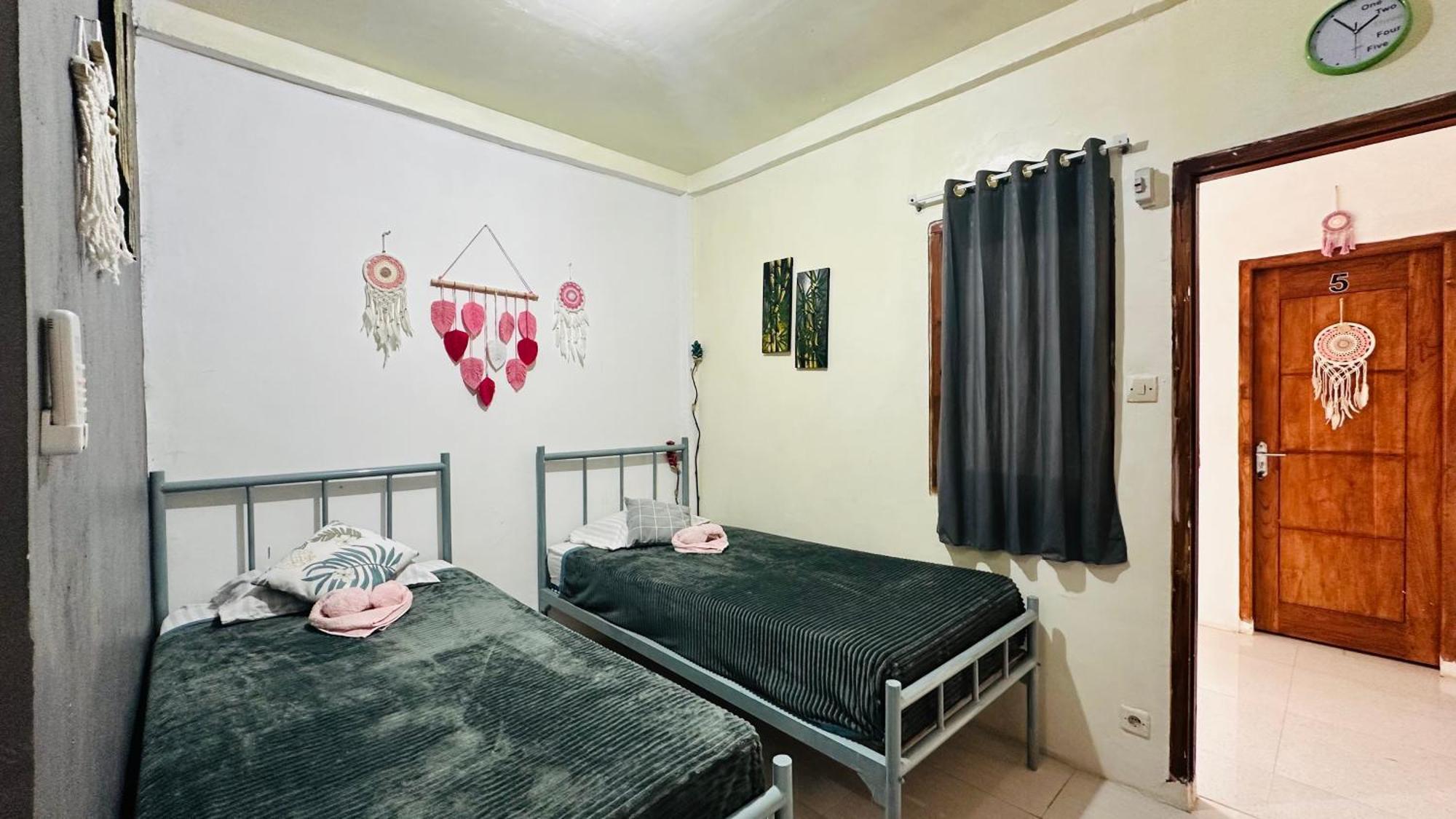 D'Flora Homestay Labuan Bajo Eksteriør billede